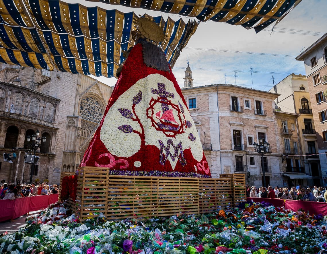 Manto de flores en la ofrenda de fallas de Valencia a la Virgen